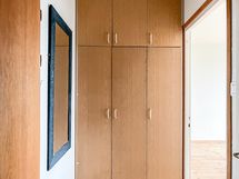 Eteisen kaapistossa on säilytystilaa.