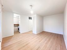 Sängyn saa kätevästi sijoitettua alkoviin erilleen muusta tilasta