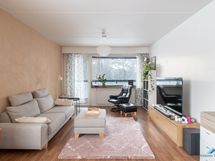 Olohuone, josta kulku etelän puolen lasitetulle parvekkeelle.