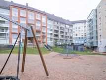 Leikkipaikka taloyhtiön pihalla