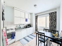 Keittiöön mahtuu hyvin ruokailuryhmä.