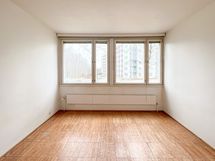 Makuuhuoneessa on runsaasti ikkunapinta-alaa.