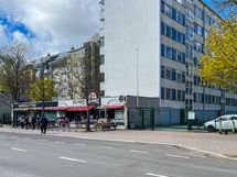 Talo sijaitsee kivassa sisäpihan rauhassa.