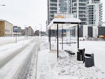 Majurinkadulla on bussipysäkki ja hyvät bussiyhteydet. Asunnolta 210m (3min).