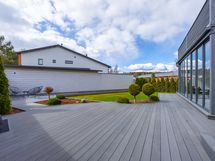 Näkymä terassilta piha-alueelle