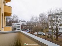 makuuhuoneesta kulku parvekkeelle