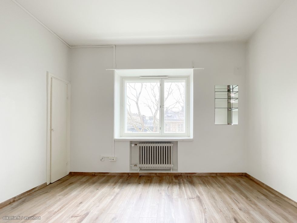 Tehoneliöinen koti talon 3. kerroksessa, sisäpihan suojissa! Tervetuloa! Asunto on varsin valoisa.