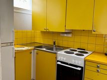 Iloinen keltainen keittiö