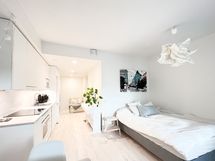 Tyylikäs täysin varusteltu avokeittiö sulautuu yhteen muun tilan kanssa.