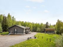 Talo A autotalleineen