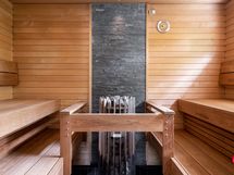 Suuri ja edustava sauna.
