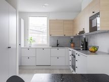 Keittiössä täyskorkeat jääkaappi ja pakastin integroituna