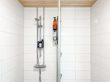 Kylpyhuoneessa on tilaa pesutornille.