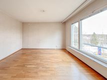 Olohuone on valoisa ja kodin isoista ikkunoista tulvii valoa sisään.