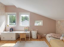Toinen yläkerran pienemmistä makuuhuoneista