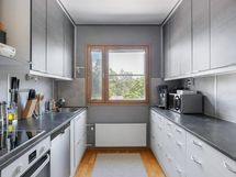 Toimiva keittiö, paljon laskutillaa