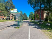 Bussit kulkevat Roihuvuorentietä pitkin.