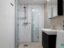 Kylpyhuone on linjasaneerauksen yhteydessä uusittu.