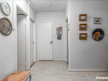 Kylpyhuone sijaitsee makuuhuoneiden välittömässä läheisyydessä.