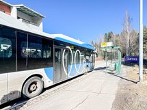 Linja-autopysäkki taloyhtiön vierellä.