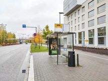 Bussit kulkevat tiuhaan tahtiin Merituulentieltä. Lähin pysäkki heti talon edessä.