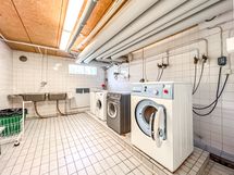 Taloyhtiön pesutupa.