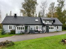 Julkisivu pihan puolelta