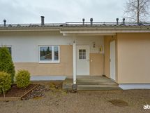 Sisäänkäynnin yhteydessä varasto.