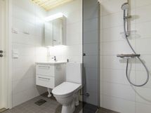 Kylpyhuoneessa toinen WC