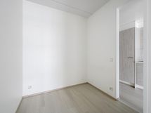 Alkoviin mahtuu hyvin sänky. Mitat ovat n. 206cmx209cm