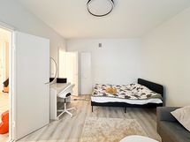 Makuuhuoneessa on komero, jossa on hyvin säilytystilaa.