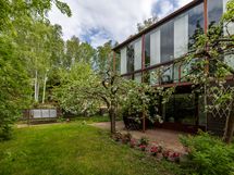 Piha on vehreä ja suojaisa.