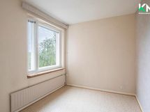 Viertolantien puoleinen makuuhuone.