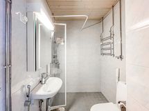 Tilava ja siisti kylpyhuone, jonne mahtuu oma pesukone. Vesimaksu 0 €/kk.