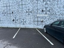 Myynnissä oleva autopaikka kuvassa keskellä.