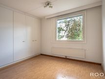 Maininkitien puoleisista makuuhuoneista on näkymät lounaaseen. Ensimmäinen makuuhuone.