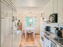 Sen yhteyteen mahtuu kivasti ruokapöytä