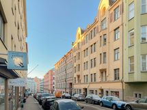 Taloyhtiö seisoo jykevästi omalla tontillaan. Wilho Lekmanin suunnittelema talo on rakennettu 1912.