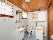 Kylpyhuoneessa on tilaa myös pyykinpesulle.