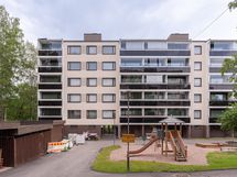 Taloyhtiön leikkipaikka.
