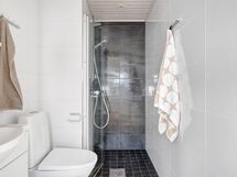 Yläkerran kylpyhuone