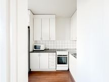 Keittokomeron varustukseen kuuluu jääkaappi-pakastin ja keraaminen liesi.