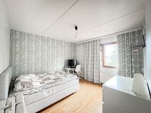 Tilavaan huoneeseen mahtuu leveä parisänky.