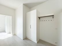 Eteisessä on säilytystilaa vaatteille.