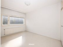 Makuuhuone - seinät maalattu, lattia muovimatto