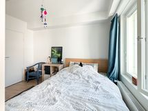 Makuuhuoneen yhteydessä on todella tilava vaatehuone.