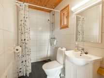 42 m2:n mökin kylpyhuone