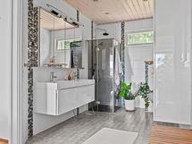 Master bedroomista on käynti kylpyhuoneeseen