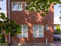 Makuuhuoneiden ikkunat ovat pohjoiseen päin, sisäpihalle.