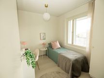 Pienempi makuuhuone. Kuva asunnosta A10, jossa vastaava pohjaratkaisu, materiaalit voivat poiketa.